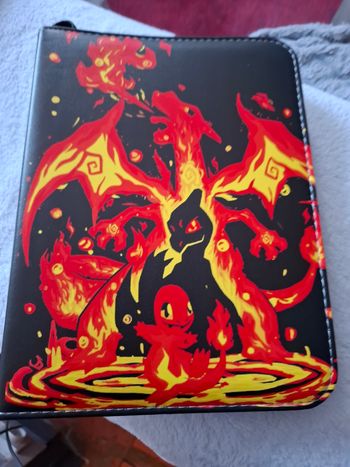 Magnifique petit classeur pokemon Dracaufeu en simili cuir 