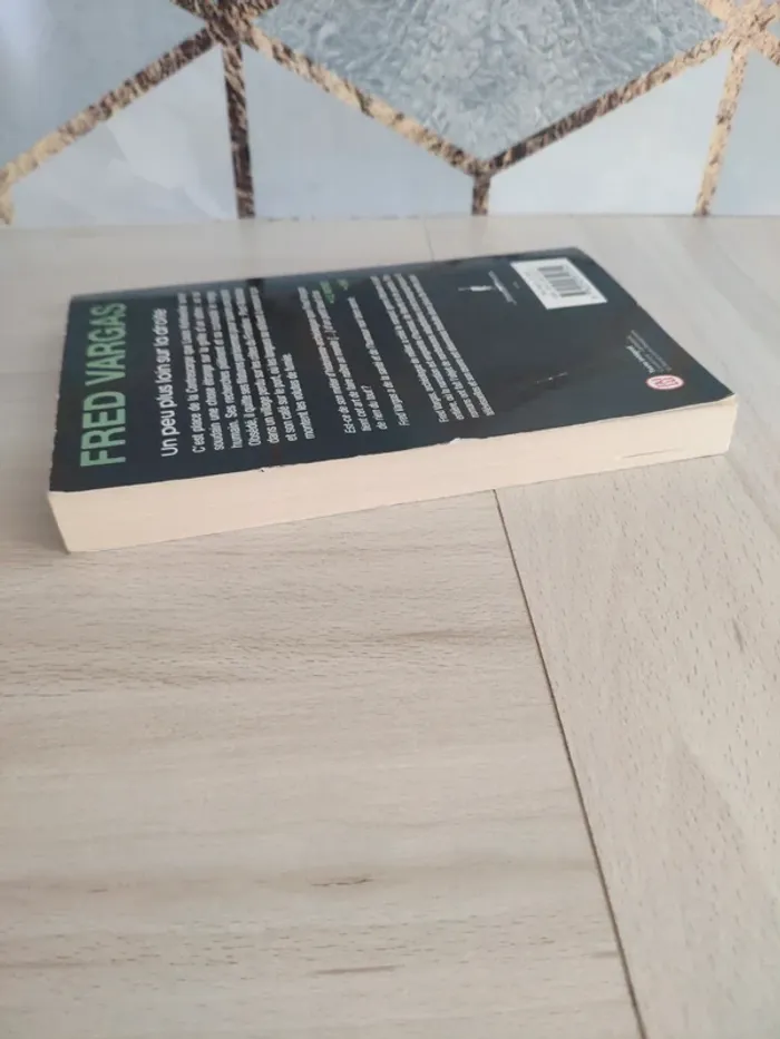 Livre poche un peu plus loin sur la droite Vargas - photo numéro 7