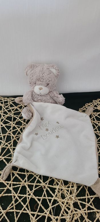 Doudou Ours beige clair et blanc mouchoir attache tétine TEX