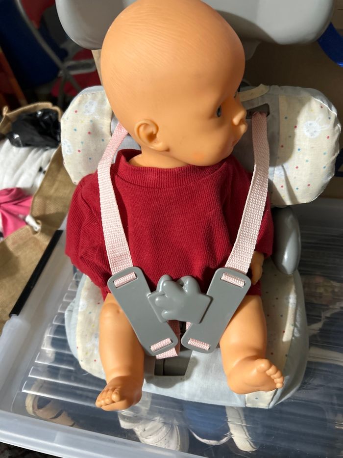 Poupée avec siège auto