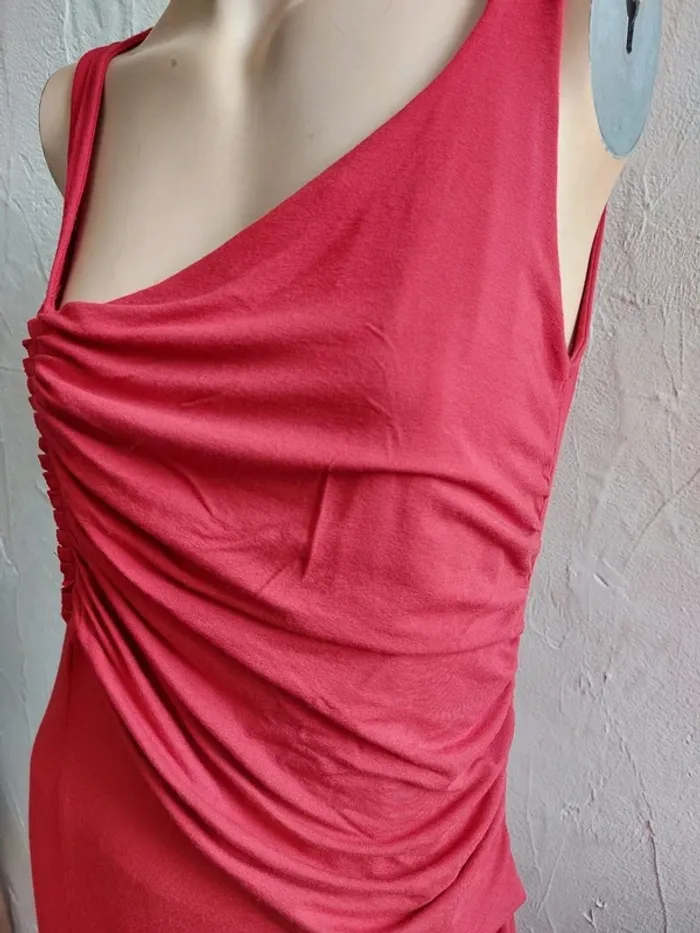 Robe rouge élégante asymétrique - photo numéro 3