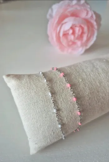 Lot de 2 bracelets argenté : rose et blanc 
🌸 en acier inoxydable