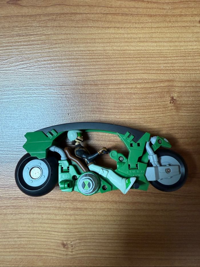 Figurine moto avec personnage Ben 10 omniverse - photo numéro 4
