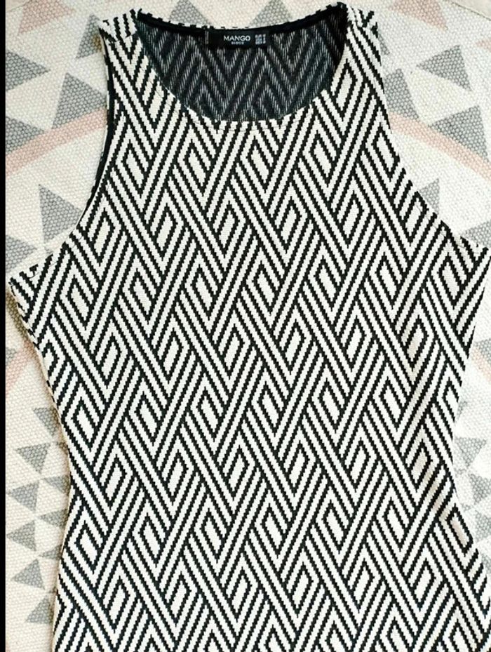 Robe  courte  moulante graphique  -  Noir écru - Mango - M- Parfait  état - photo numéro 6