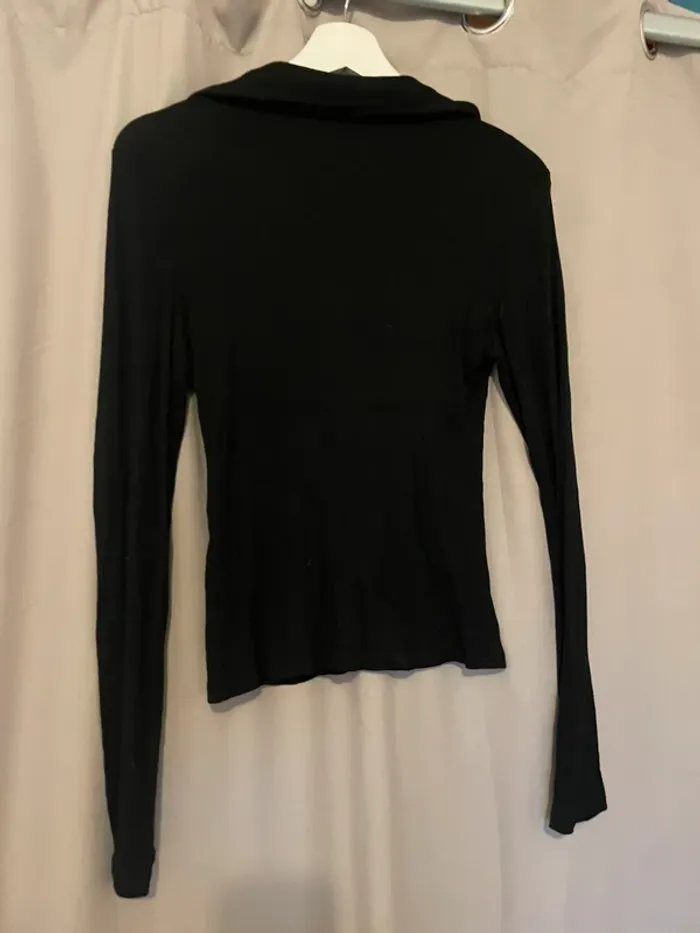 Pull noir moulant - photo numéro 4