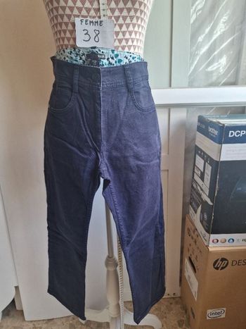 Pantalon, 7/8, taille standard, forme régular, bleu marine, en très très bon état, longueur 88cm,m
