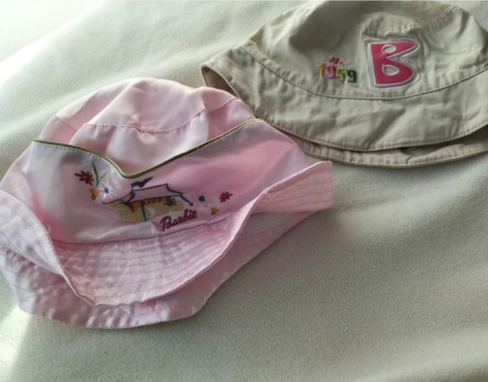 Lot de 2 chapeaux bobs Barbie neufs