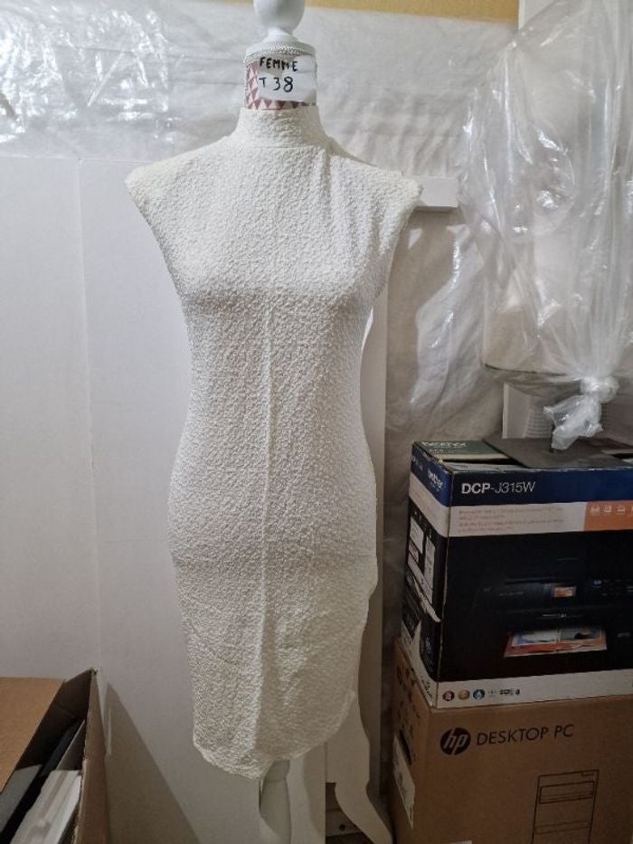 Robe 👗, blanc cassé, en viscose & elasthanne, fausse épaulettes, en très bon état, longueur 90cm