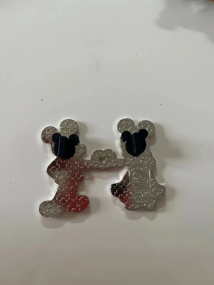 Pin’s Mickey et Minnie font un cœur - photo numéro 2