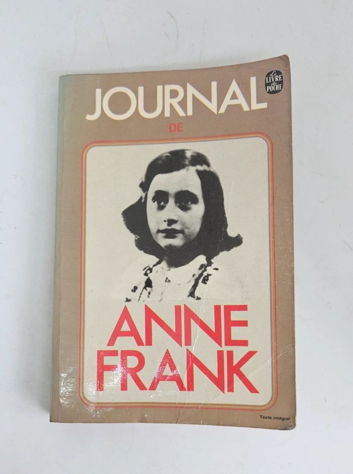 "Le journal de Anne Frank".
318 pages.
ISBN : 2.253.00127.9