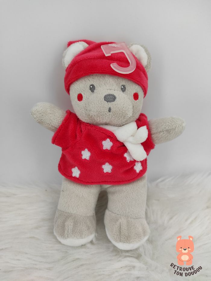 Doudou Ours en pyjama rouge étoiles Nicotoy