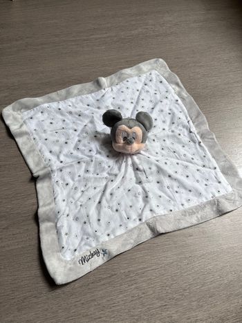 Doudou Mickey plat gris disney baby neuf sans étiquette