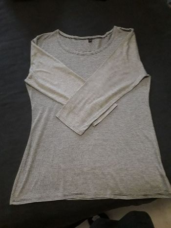 Haut à rayures gris