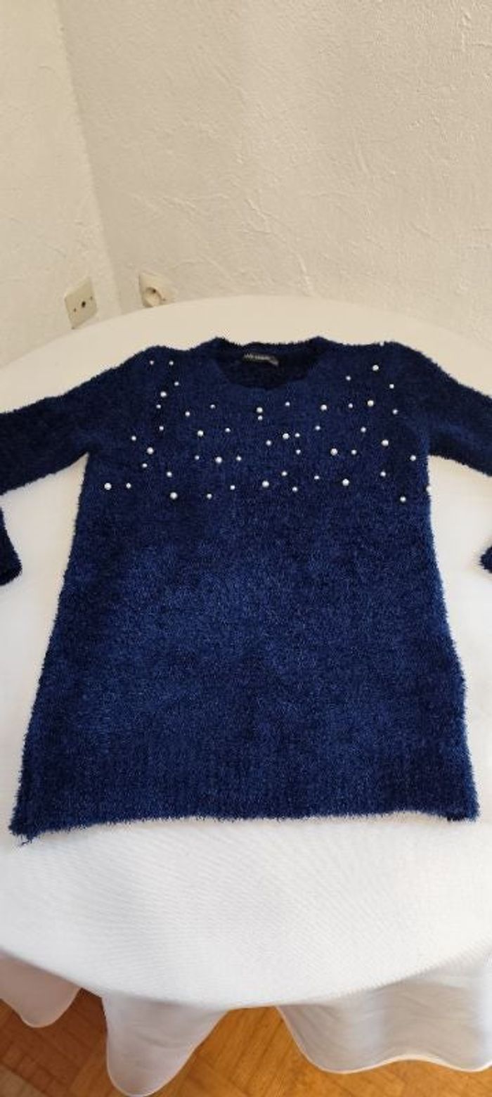 Très beau pull neuf très doux avec joli perle perle blanche devant