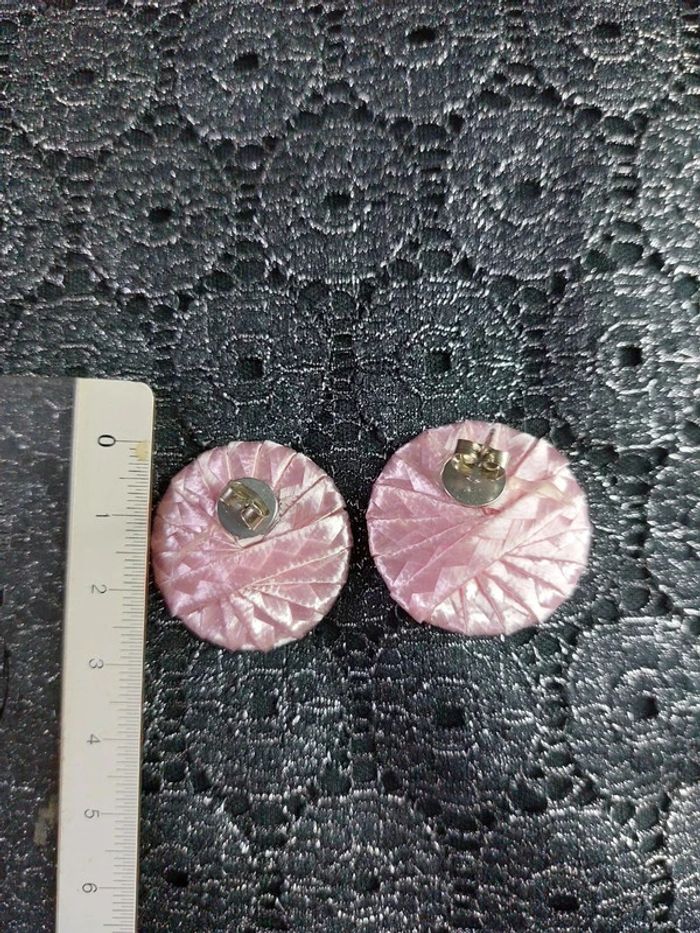 Magnifique paire de boucles d'oreilles rose satiné - photo numéro 4