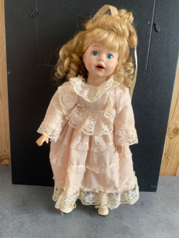 Poupée en porcelaine 40 cm + autre