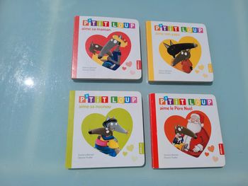 4 petits livres tout carton 💚 P'tit loup aime sa nounou, sa maman, son papa et le Père-Noël 💛