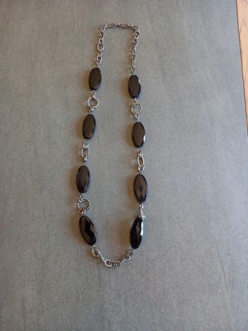 Collier chaîne et grosses perles noires