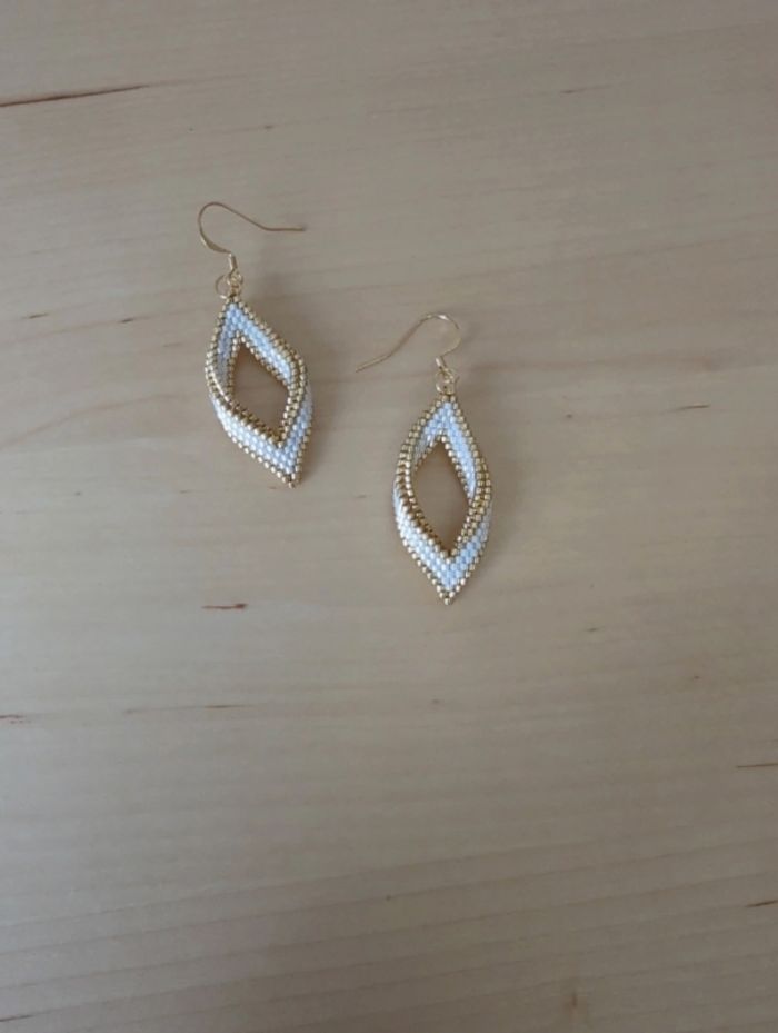 Boucles d'oreilles pendantes / Feuilles torsadées / blanc et doré / tissage / miyuki - photo numéro 3