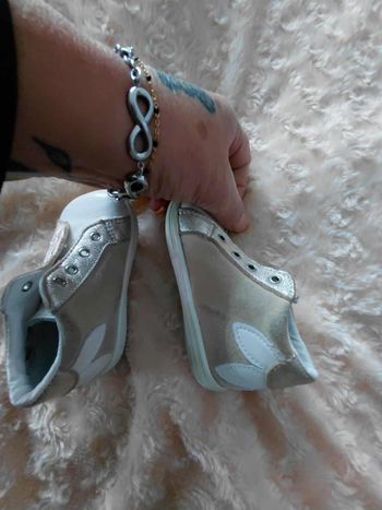 Très belle paire de bottines premier pas bébé fille Pointure 18 lisez bien l'annonce surtout