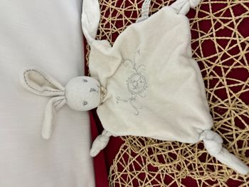 Lapin KALOO doudou plat blanc écru Perle