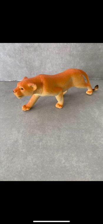 Figurine Lionne S.H
