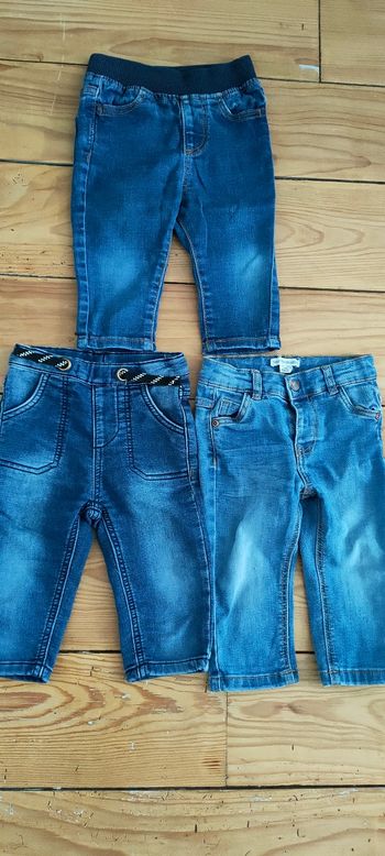 Un lot de 3 jeans taille 12 mois