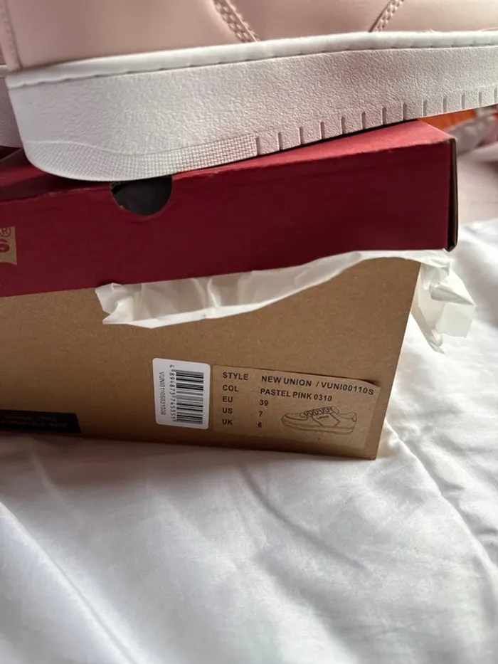 Superbes baskets Levi’s rose neuves avec étiquette pointure 39 - photo numéro 5