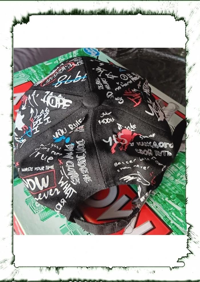 Casquette multicolore avec des inscriptions dessus et réglable - photo numéro 4