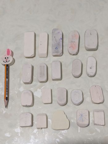 Lot de 21 gommes déjà utilisées.