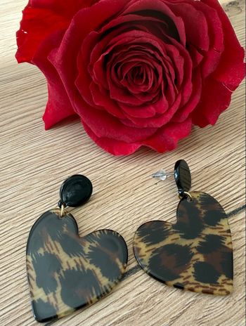 Boucles d’oreilles avec puce noire et cœur léopard en acrylique 