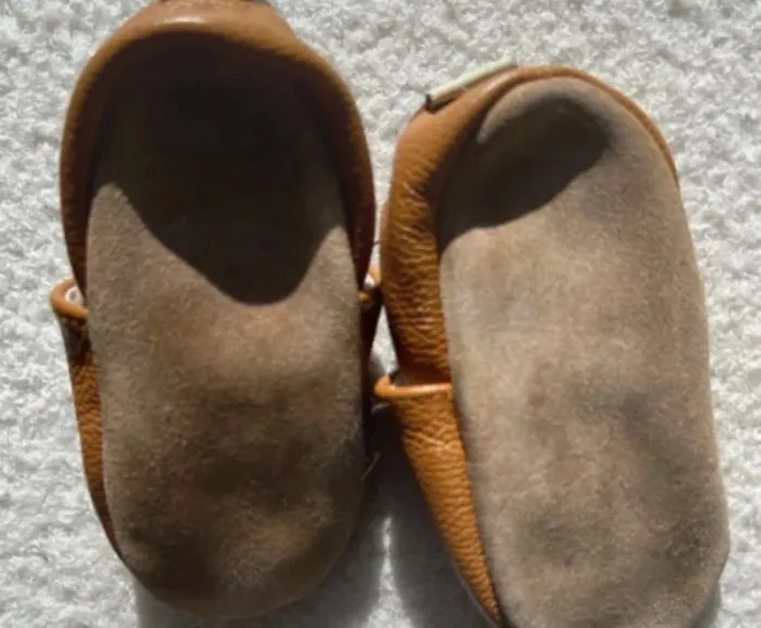 Chaussons bébé 12-18 mois en simili cuir, en bon état. - photo numéro 10