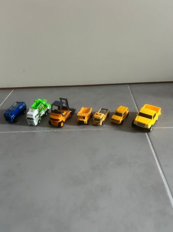 Lot de petites voitures 