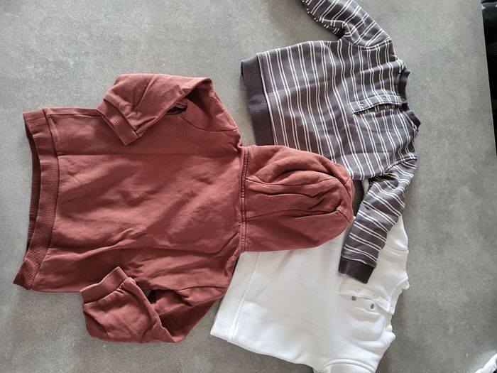 Lot de trois pull. - photo numéro 2