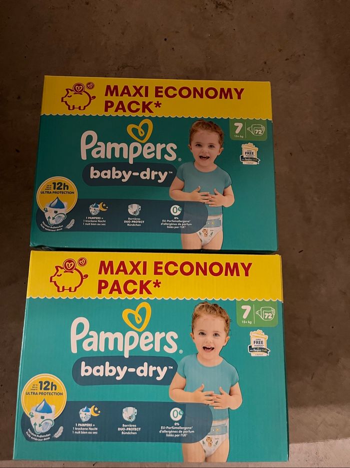 2cartons couches t7 pampers