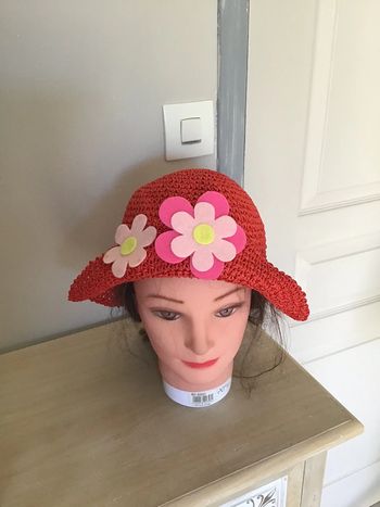 Très joli chapeau femme taille 55 de coloris ocre avec petite fleur sur le dessus