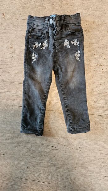 Jean s gris très foncé avec dessin dans le haut, TQF, 12 mois, peu mis