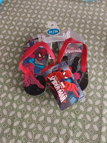 Paire de claquettes neuves Spiderman taille 25/26