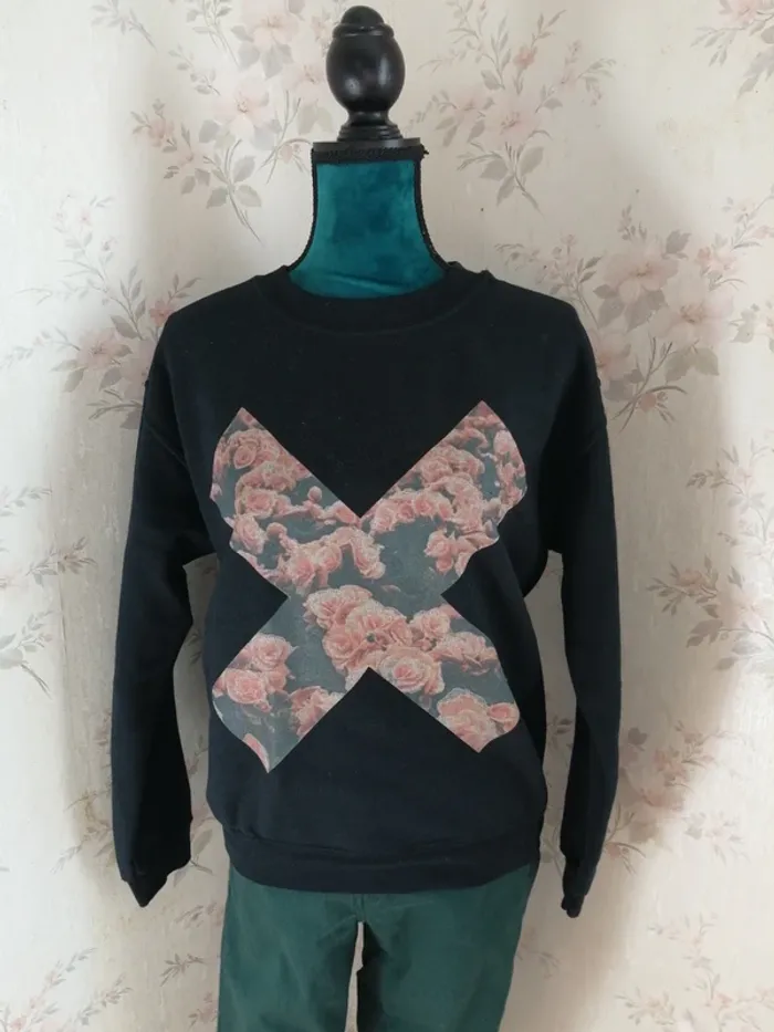 Sweat noir avec croix imprimé avec des roses / gildan / (S) - photo numéro 3