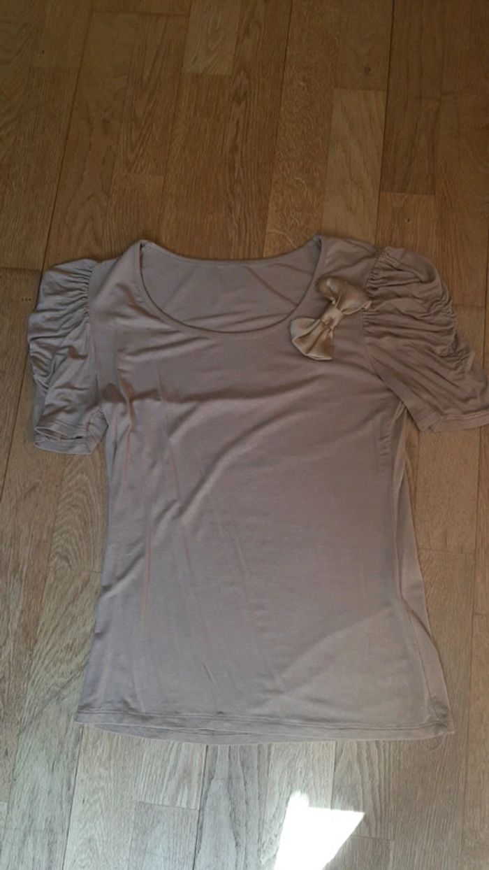 Tshirt caramel avec noeud doré - photo numéro 2