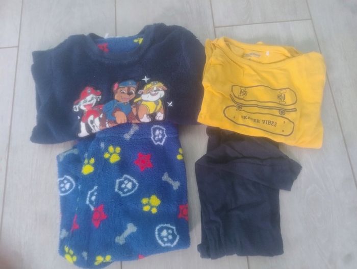 Vends lot de 2 pyjamas en très bon état 4 ans