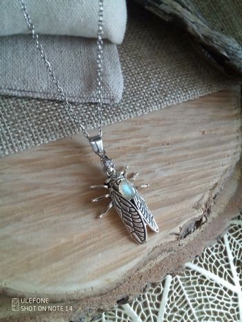 Collier pendentif cigale avec pierre de labradorite naturelle