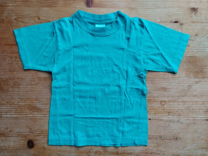 🌿 Tee-shirt Vert à Manches Courtes – Basique – Taille 5 Ans 🌿