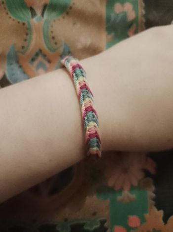 bracelet en fils multicolores artisanal.