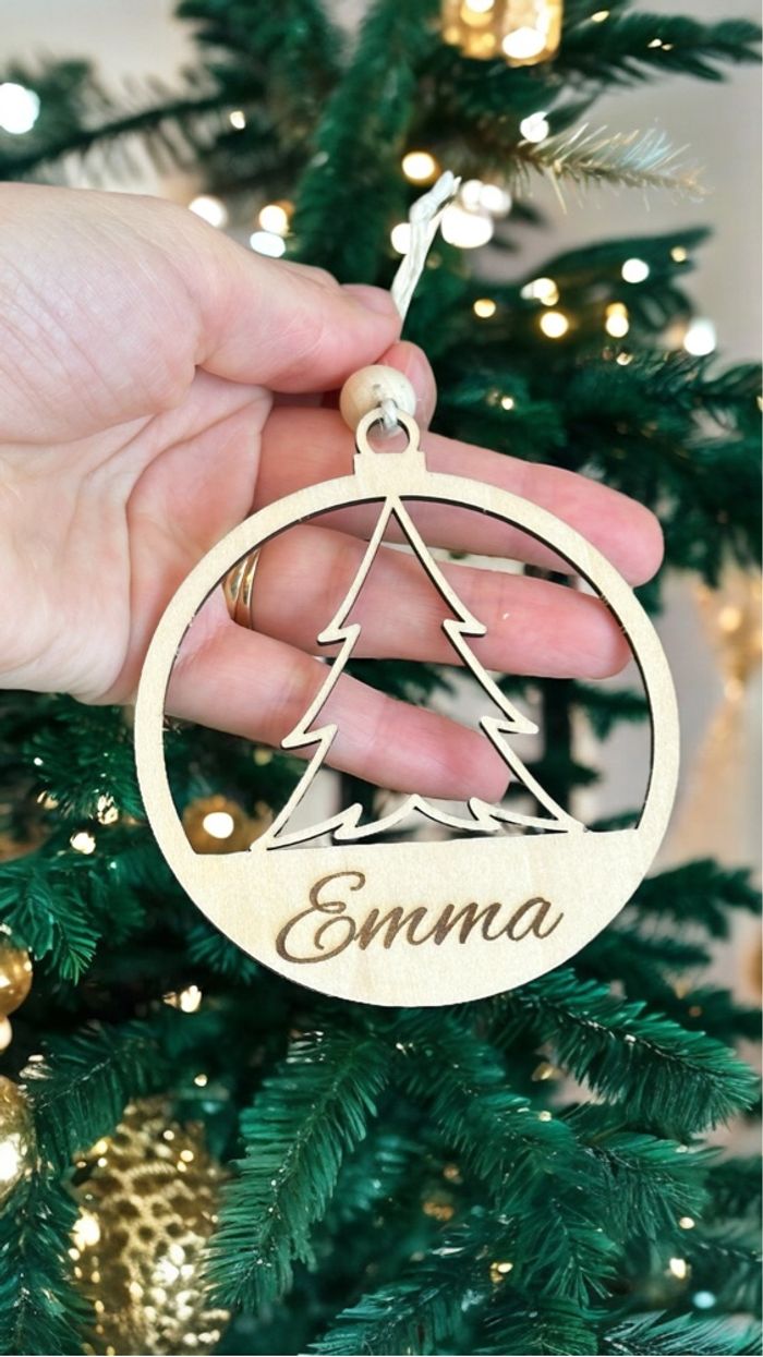 Boule de Noël en bois avec prénom - photo numéro 5