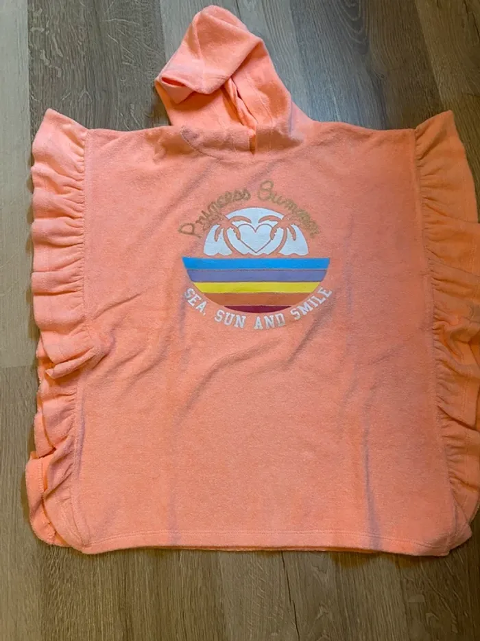 poncho, peignoir orange enfant fille après douche, piscine plage vacances