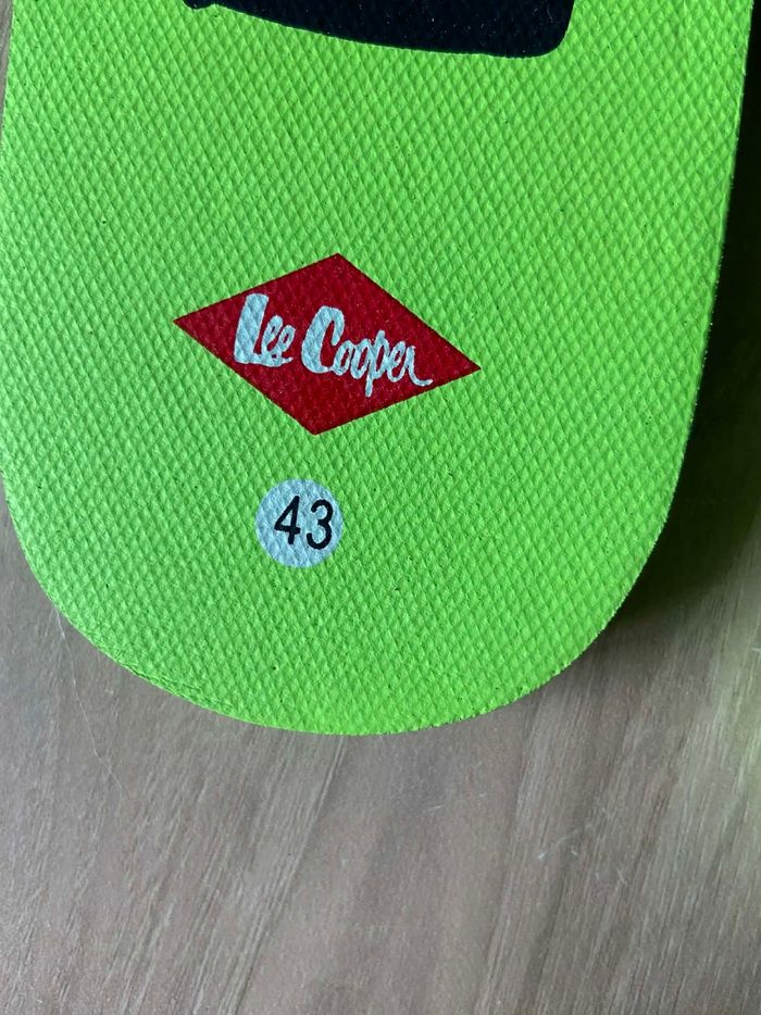 Tong Lee Cooper taille 43 vert pomme et noir
Neuf - photo numéro 3