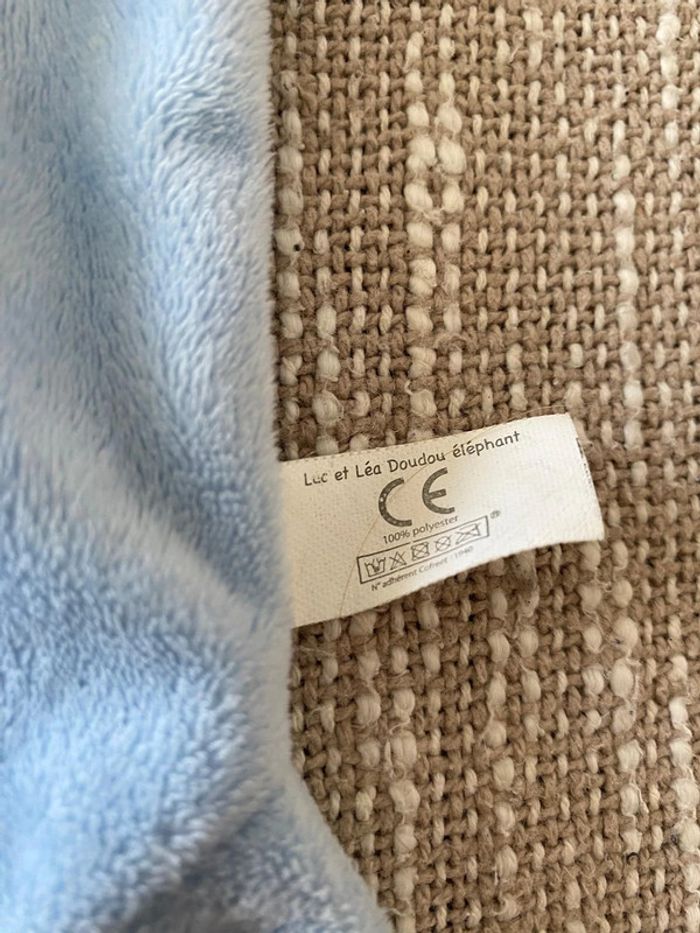 Peluche doudou plat 32cm Luc et Léa Éléphant bleu et violet trés bon état - photo numéro 4