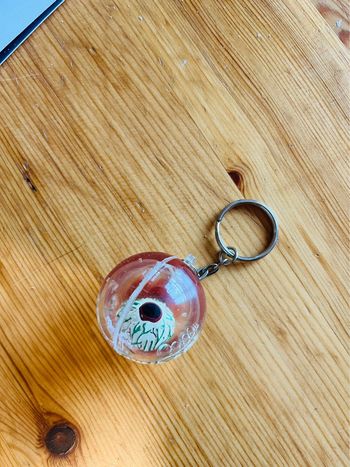 Porte clés œil injecté de sang