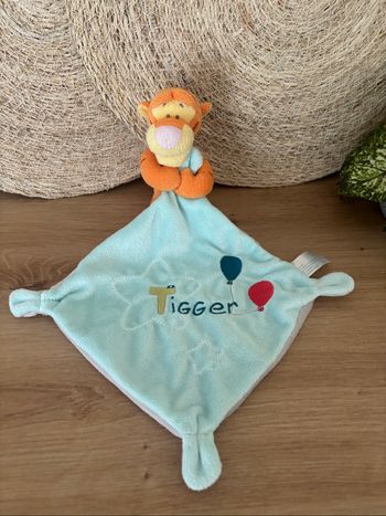 Doudou Tigrou mouchoir bleu ballon Tigger nicotoy